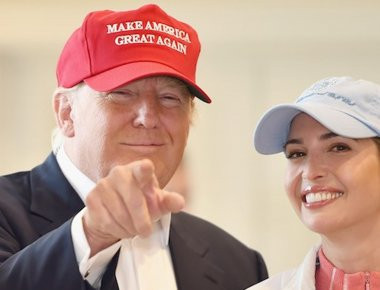 ΗΠΑ: Τάση τείνουν να γίνουν τα μαγιό «Make America Great Again» της Ιβάνκα Τραμπ (φωτό)